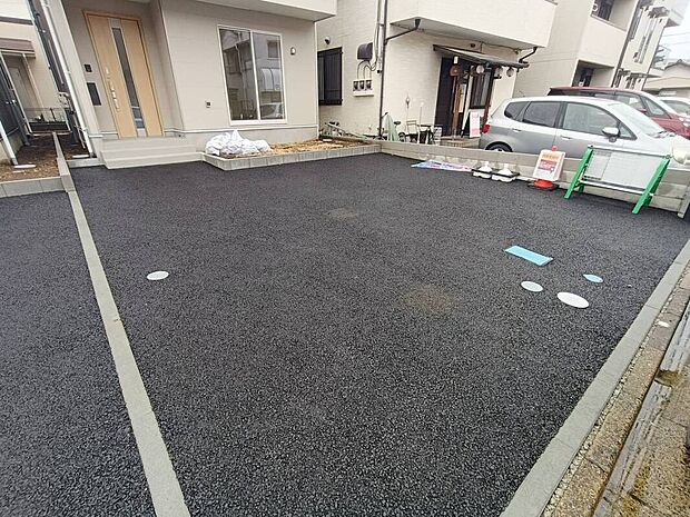 【駐車場】並列駐車が可能なゆとりあるカースペースを確保。ご夫婦それぞれのお車はもちろん、来客時にも安心してお使いいただけます。