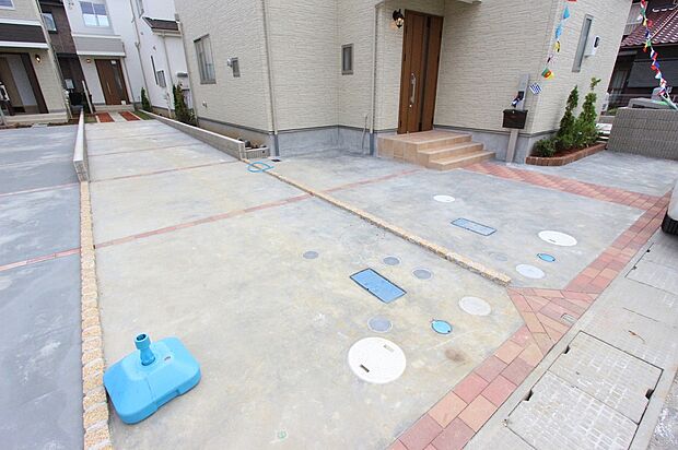 【駐車場】掲載写真は施工例です。気になる設備や収納、生活動線など、毎日の暮らし目線で丁寧にご紹介いたします。