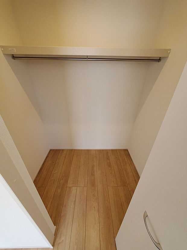 【クローゼット】掲載写真は施工例です。実際の建物のご内覧はもちろん、資金計画やライフプランに寄り添ったご提案もいたします。住まい探しの不安や疑問もお気軽にご相談ください。