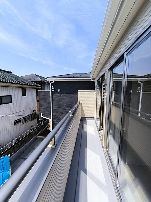 【バルコニー】現在、完成に向けて工事が進んでいる新築戸建です。少しずつ形になっていく住まいを見ながら、これから始まる新生活を思い描いていただけます。