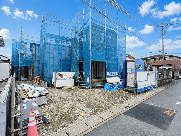 【外観】完成が楽しみな新築戸建。建築中だからこそ工事の進捗を確認でき、完成後の暮らしをイメージしながらご検討いただけます。