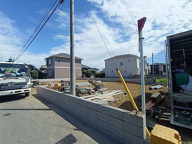 【外観】日々、完成へと近づいている新築戸建です。建築中の今だからこそ、住まいが出来上がるまでの変化もお楽しみいただけます。