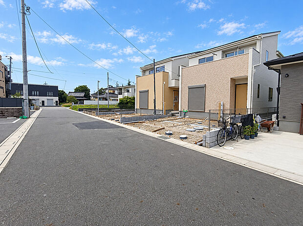 【外観】完成に向けて順調に建築が進んでいます。新築ならではの設備や間取りを備えた住まいで、新生活への期待が膨らみます。

