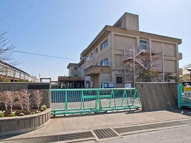 三郷市立南中学校(約2,071m)