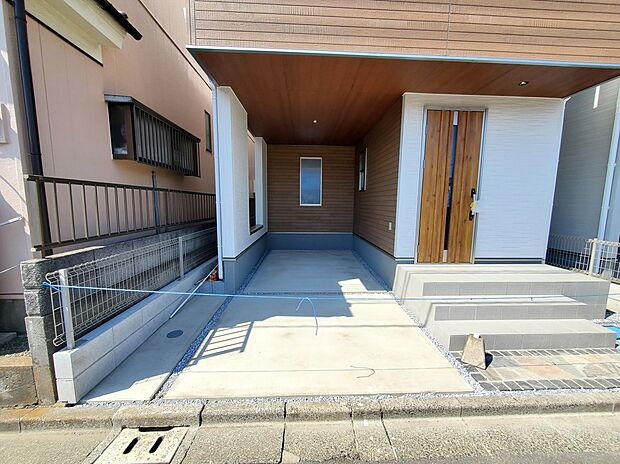 【駐車場】掲載写真は施工例です。現地のご案内はもちろん、物件選びで気になる点も一つずつ丁寧にご説明いたします。