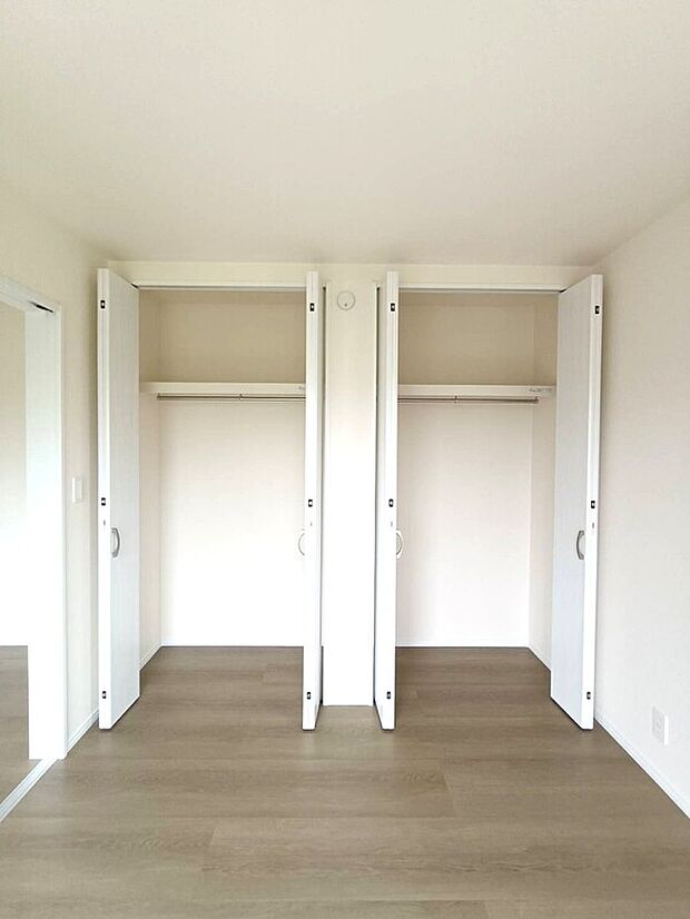 【収納】収納力のあるクローゼットで、お洋服やバッグもすっきり整理整頓。生活空間を広く使える、使い勝手の良い収納スペースです。