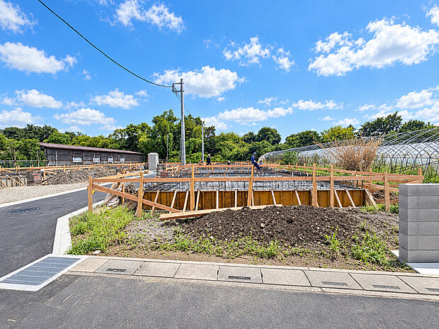 【外観】現在建築中!完成が待ち遠しい新築戸建です。完成後は最新設備を備えた快適な住まいで、新生活を気持ちよくスタートできます。