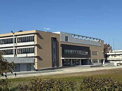 水沢中学校 約500m(徒歩7分)