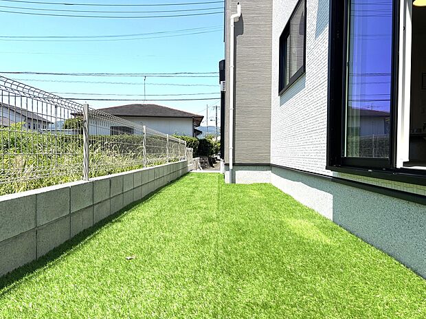 庭　人工芝設置済で雑草対策はバッチリです。