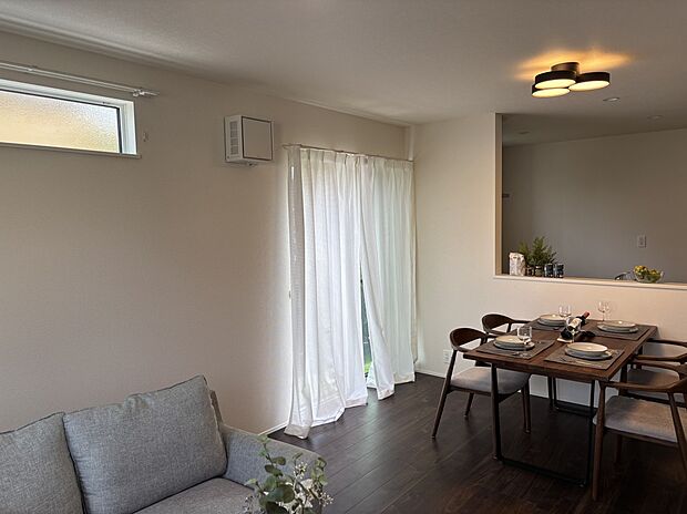 【3号棟　LDｋ(2)】カウンターキッチンからLDKの様子が見えます。