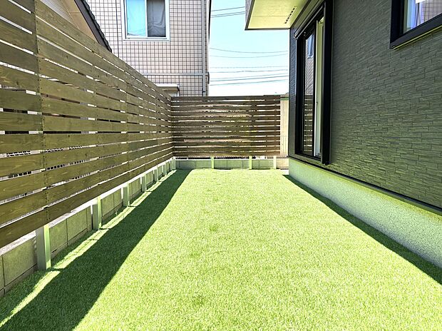 【庭】目隠しフェンスでプライバシー保護!人工芝設置済。お子様の遊び場にピッタリです。