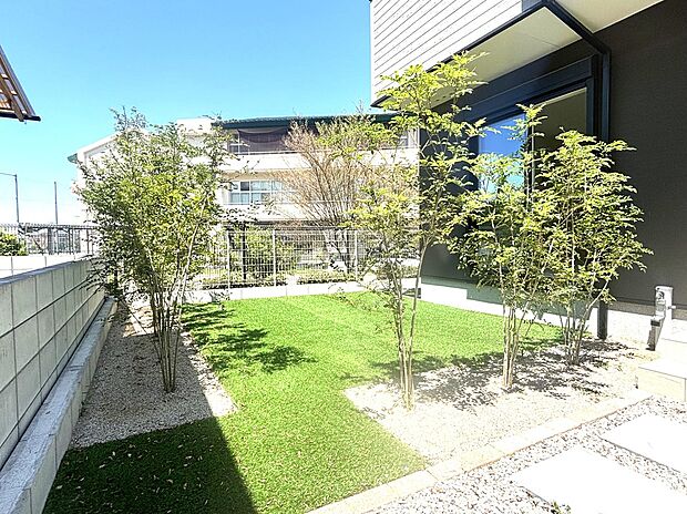 【3号棟　庭】広々としたお庭はお子様の遊び場にピッタリです。