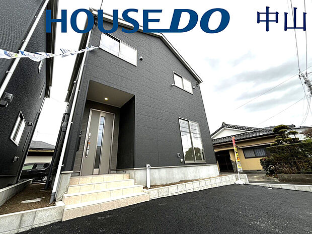 \堂々とした佇まいの新築戸建/
洗練された外観デザインが街並みに映える一邸。住まうご家族の誇りとなる、美しさと安心感を兼ね備えた住まいです。