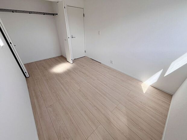 【\多用途に使える2階洋室/】子ども部屋や書斎、趣味の空間としても活躍。採光にも配慮された明るい室内で、ライフスタイルに合わせて柔軟に使えます。