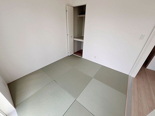 【\暮らしにゆとりをもたらす和の空間/】客間や寝室、お子さまの遊び場、在宅ワークにも活躍する万能な和室。落ち着きある空間として使いやすく、暮らしの幅を広げてくれます。