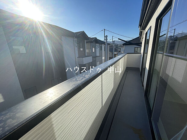 【＼開放感あふれるバルコニー／】陽当たりの良いスペースで洗濯物も快適に乾燥。ちょっとした気分転換やガーデニングも楽しめる、暮らしにゆとりを添える空間です