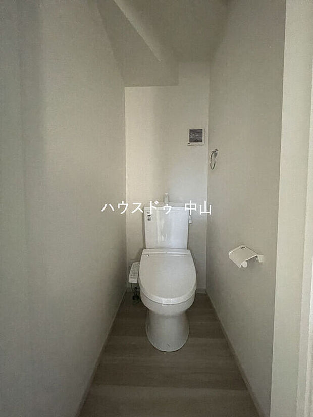 【＼清潔感あふれる洗浄便座付きトイレ／】1階に配置された使いやすい設計。快適な機能性と落ち着いた空間で、毎日の暮らしをさりげなく支えます。
