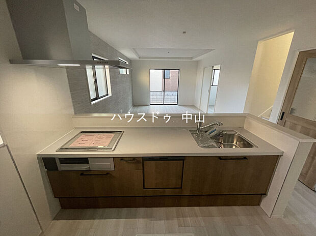 【＼家族との会話が弾むキッチン／】リビングを見渡せる開放的な設計で、料理中も安心。収納力も備え、毎日の家事が快適になる使いやすい空間です。
