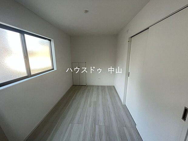 【＼使い勝手の良い1階洋室5.6帖／】客間や寝室、在宅ワークスペースとしても活用可能。階段を使わずに出入りできる便利な一室で、将来も安心の間取りです。