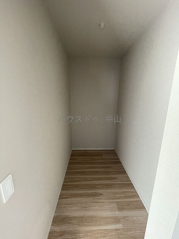 【＼ウォークインクローゼットは2箇所あり／】衣類や季節物もすっきり収まる大容量設計。整理整頓がしやすく、毎日のコーディネートも快適に楽しめます。