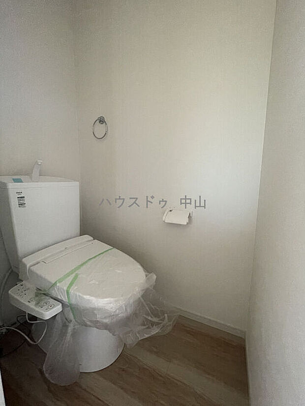 【＼2階にも快適なトイレ空間／】忙しい朝でも混み合いにくく、使いやすい設計。清潔感のある空間で、家族みんなの毎日を快適にサポートします。