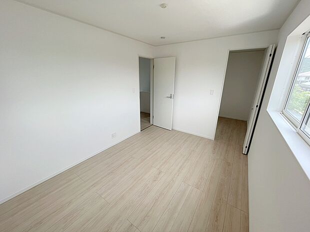 【＼多用途に使える2階洋室／】子ども部屋や書斎、趣味の空間としても活躍。採光にも配慮された明るい室内で、ライフスタイルに合わせて柔軟に使えます。
