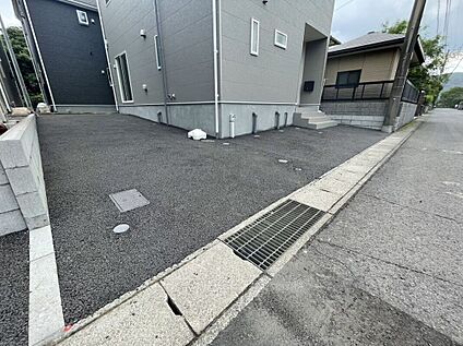 ＼駐車2台可能のゆとりスペース／
