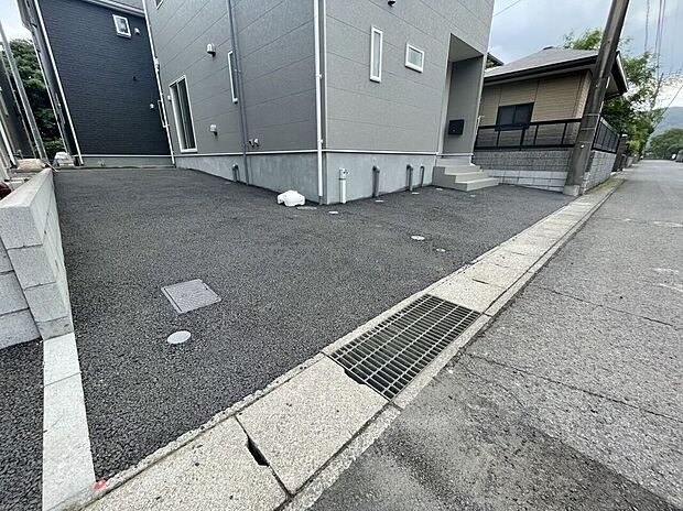 【＼駐車2台可能のゆとりスペース／】ご夫婦それぞれのお車や来客時にも安心の広さ。毎日の通勤やお出かけも快適にこなせる、使い勝手の良い駐車場です。
