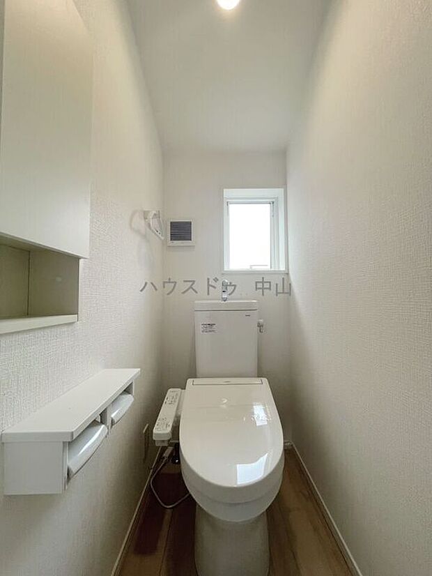 【＼2階にも快適なトイレ空間／】忙しい朝でも混み合いにくく、使いやすい設計。清潔感のある空間で、家族みんなの毎日を快適にサポートします。
