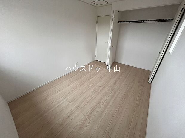 【 ＼暮らしにフィットする洋室／】プライベート空間としてゆったり使える一室。ベッドやデスクも置きやすい間取りで、将来の使い方にも柔軟に対応できます。
