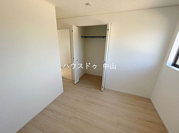 【＼家族の成長に寄り添う2階洋室／】子ども部屋やワークスペースなど用途自在。収納もしっかり確保され、すっきりと使える快適なプライベート空間です。

