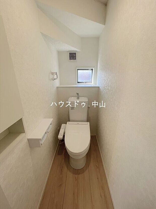 【＼清潔感あふれる洗浄便座付きトイレ／】1階に配置された使いやすい設計。快適な機能性と落ち着いた空間で、毎日の暮らしをさりげなく支えます。
