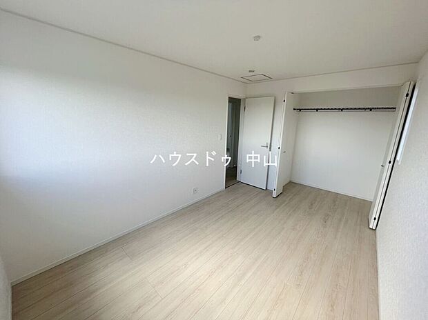【＼心安らぐ主寝室／】ゆとりある広さで、ベッドや家具の配置も自在。落ち着いた空間設計が、一日の疲れをやさしく癒し、上質な眠りへと導きます。
