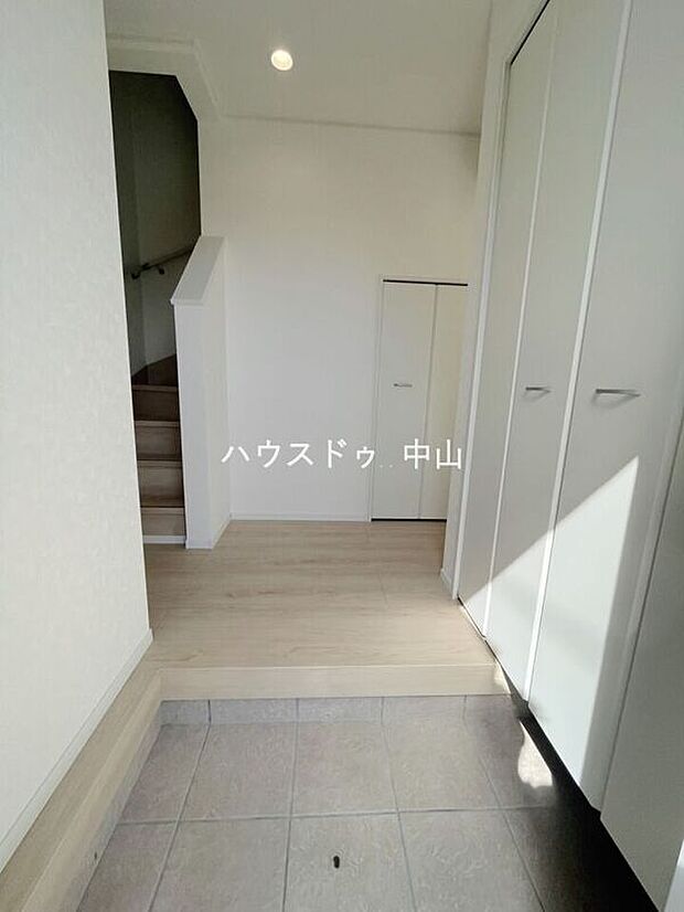 【 ＼住まいの第一印象を彩る玄関／】ゆとりある空間設計で、家族の「いってきます」と「ただいま」を心地よく迎えます。収納力も備え、すっきりとした玄関を保てます。
