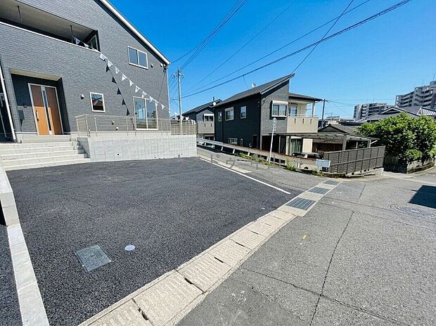 【\ゆとりの駐車スペース3台分/】ご家族それぞれの車はもちろん、来客時も安心の広さ。日々の通勤やお出かけもスムーズな、使い勝手の良い駐車場です。