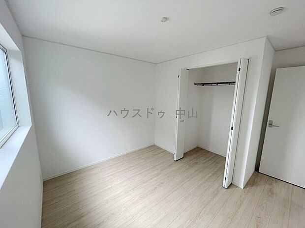 【\多用途に使える2階洋室/】子ども部屋や書斎、趣味の空間としても活躍。採光にも配慮された明るい室内で、ライフスタイルに合わせて柔軟に使えます。