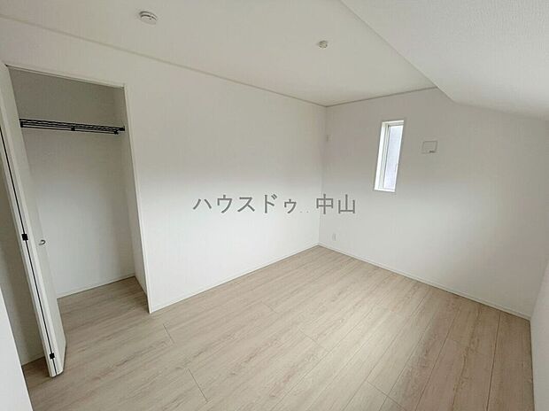 【 \暮らしにフィットする2階洋室/】プライベート空間としてゆったり使える一室。ベッドやデスクも置きやすい間取りで、将来の使い方にも柔軟に対応できます。