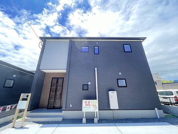 【\堂々とした佇まいの新築戸建/】洗練された外観デザインが街並みに映える一邸。住まうご家族の誇りとなる、美しさと安心感を兼ね備えた住まいです。