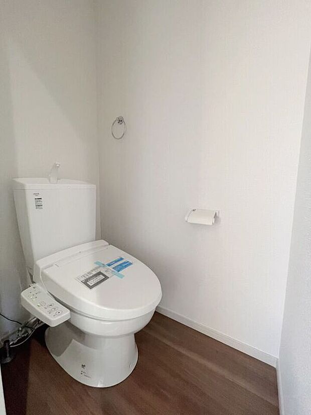 【\2階にも快適なトイレ空間/】忙しい朝でも混み合いにくく、使いやすい設計。清潔感のある空間で、家族みんなの毎日を快適にサポートします。