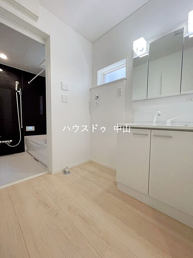 【\清潔感あふれる洗面空間/】ゆとりある洗面室は、朝の身支度もスムーズ。収納もしっかり確保され、毎日を快適にサポートする使い勝手の良い空間です。