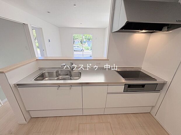 【\家族との会話が弾むキッチン/】リビングを見渡せる開放的な設計で、料理中も安心。収納力も備え、毎日の家事が快適になる使いやすい空間です。