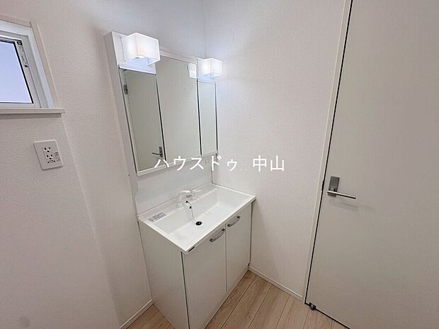 【\清潔感あふれる洗面空間/】ゆとりある洗面室は、朝の身支度もスムーズ。収納もしっかり確保され、毎日を快適にサポートする使い勝手の良い空間です。