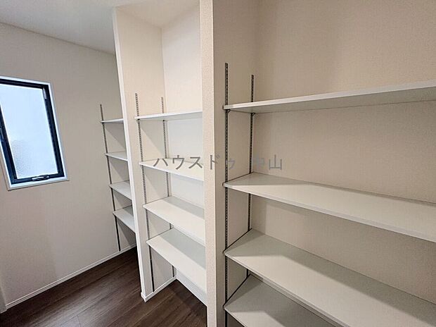 【\使い勝手の良いキッチン横収納/】食品や日用品のストックもすっきり整理できる便利な収納スペース。家事動線に配慮された設計で、毎日の料理がより快適に。