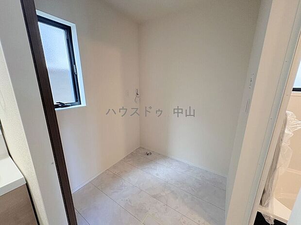 【\天候に左右されないサンルーム/】陽光がたっぷり差し込む心地よい空間。洗濯物干しはもちろん、趣味やくつろぎスペースとしても活躍する便利な一室です。