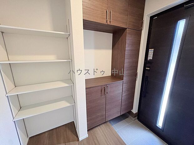 【\住まいの第一印象を彩る玄関/】ゆとりある空間設計で、家族の「いってきます」と「ただいま」を心地よく迎えます。収納力も備え、すっきりとした玄関を保てます。