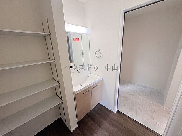 【\お洒落と使いやすさにこだわった洗面台/】見やすいミラーと充実の収納で、朝の身支度もスムーズ。清潔感あふれるデザインが、毎日の暮らしを快適に整えます。