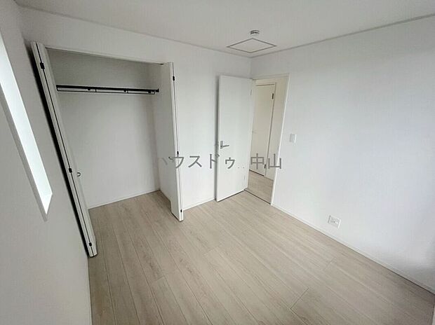 【＼家族の成長に寄り添う2階洋室／】子ども部屋やワークスペースなど用途自在。収納もしっかり確保され、すっきりと使える快適なプライベート空間です。

