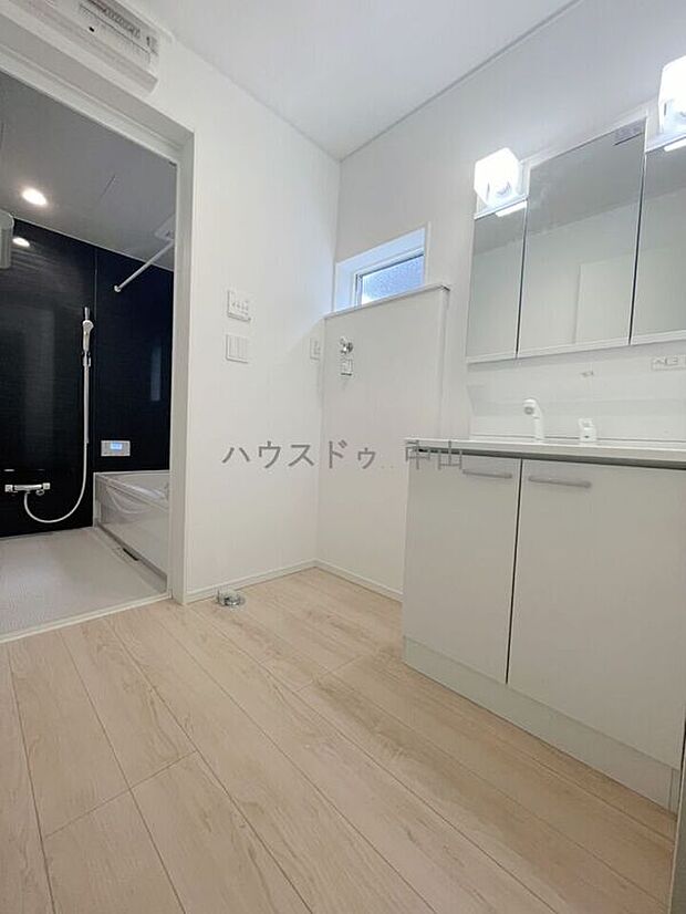 【＼清潔感あふれる洗面空間／】ゆとりある洗面室は、朝の身支度もスムーズ。収納もしっかり確保され、毎日を快適にサポートする使い勝手の良い空間です。
