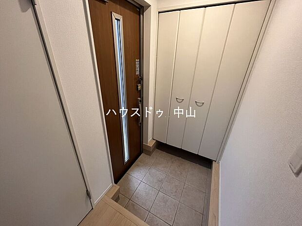 【\住まいの第一印象を彩る玄関/】ゆとりある空間設計で、家族の「いってきます」と「ただいま」を心地よく迎えます。収納力も備え、すっきりとした玄関を保てます。