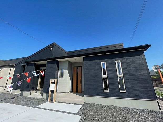 【\堂々とした佇まいの新築戸建/】洗練された外観デザインが街並みに映える一邸。住まうご家族の誇りとなる、美しさと安心感を兼ね備えた住まいです。